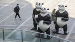 Gemes Banget! Ada Patung Panda Mejeng di Mal China
