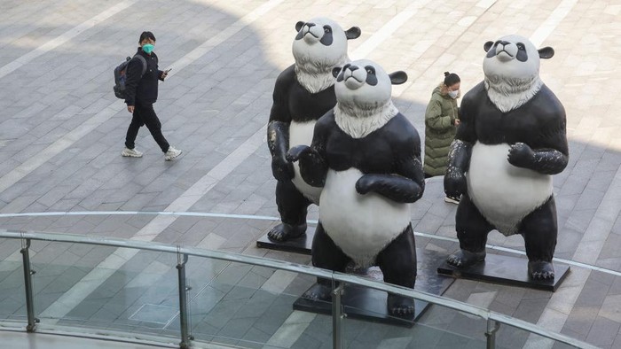 Area Sinar Mas Plaza yang berada di Shanghai, China ini di hiasi patung panda yang menggemaskan. Nih lihat fotonya.
