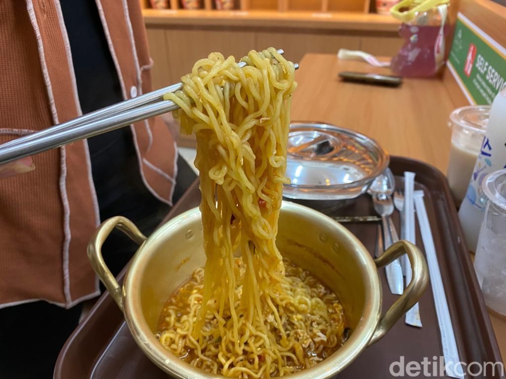 Goodle Noodle Bar : Cobain Makan Mie Instan Korea Konsep Self Service Unik