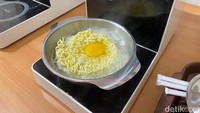 Dimasak langsung di tempat, aroma dari kuah kaldu jamur yang pedas langsung menggoda selera. Tekstur mienya kenyal, dan tipenya tidak mudah lembek seperti mie instan lainnya. Foto: detikFood