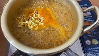 Ngetren lewat berbagai Drama Korea, mie instan Shin Ramyun Spicy Mushroom bisa dibilang sebagai salah satu jenis mie instan Korea paling populer di Indonesia. Foto: detikFood