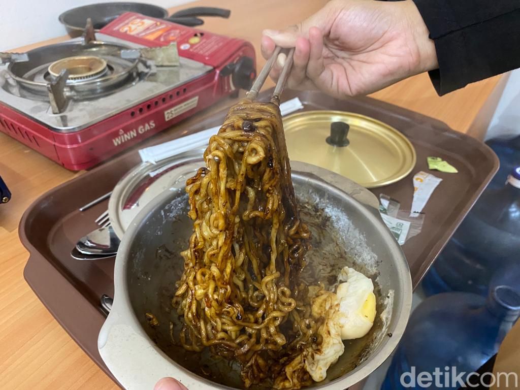 Goodle Noodle Bar : Cobain Makan Mie Instan Korea Konsep Self Service Unik