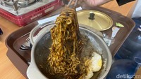 Penggemar film Korea Parasite, pasti sudah tidak asing dengan mie instan Chapaghetti (Rp 20.300), yang populer lewat film itu karena racikan Jjapaguri yang menggunakan Chapaghetti. Di Goodle Noodle Bar, pengunjung berkesempatan untuk memasak Chapaghetti versi mereka. Foto: detikFood