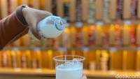 Jangan lupa memesan beberapa minuman ringan yang populer di Korea, seperti minuman soda Lotte Milkis Soda (Rp 19.300), hingga minuman Strawberry You (Rp 25.000), dan tambahan es batu (Rp 5.000). Foto: detikFood