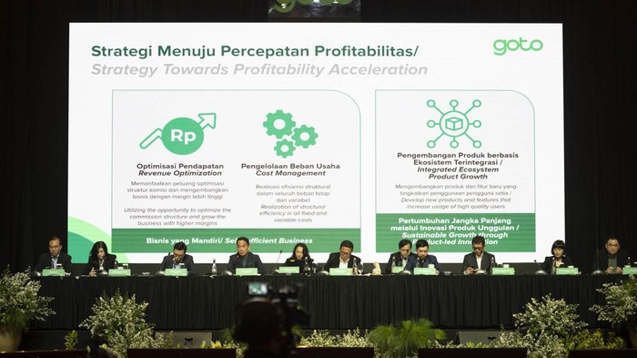 GOTO Gelar RUPSLB Suasana Rapat Umum Pemegang Saham Luar Biasa (RUPSLB) PT GoTo Gojek Tokopedia Tbk. GoTo menggelar RUPSLB untuk meminta persetujuan pemegang saham untuk beberapa agenda termasuk perubahan susunan komisaris dan direksi.Kamis 2 Maret 2023.