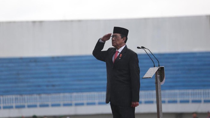 Gubernur DIY Sri Sultan HB X pimpin upacara di tengah hujan. Foto diunggah Jumat (3/3/2023).
