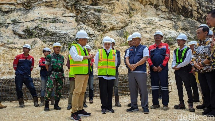 Gubernur Jatim Khofifah mengunjungi lokasi rencana pembangunan Monemen Reog di Ponorogo