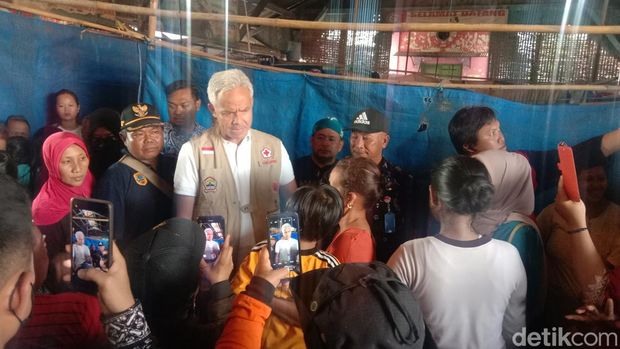 Gubernur Jawa Tengah Ganjar Pranowo meninjau warga terdampak banjir di Doropayung, Juwana, Pati, Jumat (3/3/2023).