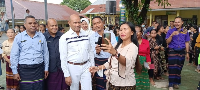 Gubernur NTT, Viktor Bungtilu Laiskodat (VBL) saat meninjau tanaman serai di SMAN 6 Kota Kupang, Jumat (3/3/2023). (Yufen Ernesto)