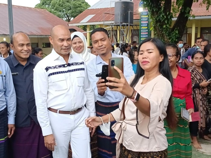 Gubernur NTT, Viktor Bungtilu Laiskodat (VBL) saat meninjau tanaman serai di SMAN 6 Kota Kupang, Jumat (3/3/2023). (Yufen Ernesto)