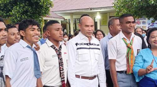 Gubernur NTT Viktor Bungtilu Laiskodat (VBL) saat meninjau tanaman serei di SMAN 6 Kota Kupang, Jumat (3/3/2023). (
Yufen Ernesto)