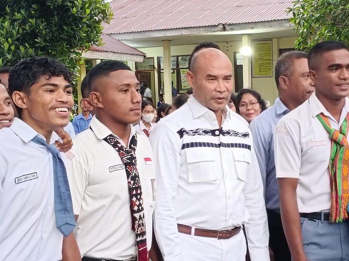 Gubernur NTT Viktor Bungtilu Laiskodat (VBL) saat meninjau tanaman serei di SMAN 6 Kota Kupang, Jumat (3/3/2023). (
Yufen Ernesto)