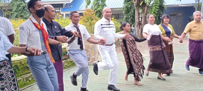 Gubernur Viktor Bungtilu Laiskodat (VBL) saat bersama guru dan murid di SMAN 6 Kota Kupang, Kamis (3/3/2023). (
Yufen Ernesto)