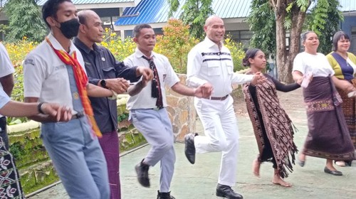 Gubernur Viktor Bungtilu Laiskodat (VBL) saat bersama guru dan murid di SMAN 6 Kota Kupang, Kamis (3/3/2023). (
Yufen Ernesto)