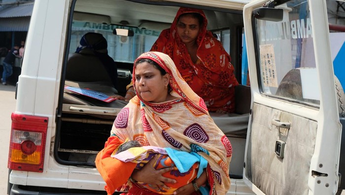 KOLKATA, WEST BENGAL, INDIA - 2023/03/01: A woman carries her child suffering from Acute Respiratory Infection (ARI) while waiting for treatment at Dr. B C Roy Post Graduate Institute of Pediatric Sciences in Kolkata. People seek treatment in Dr. B C Roy Post Graduate Institute of Pediatric Sciences for their children who experience Acute Respiratory Infection (ARI) with flu-like symptoms such as fever, cold, cough, breathing problems, and fatigue. Hence, more than ten children died due to Acute Respiratory Infection (ARI) in the past few days. Meanwhile, according to local media reports, there is a sudden spike in Adenovirus cases which commonly caused respiratory illness, in Kolkata and other parts of West Bengal. However, experts have not confirmed if these ARI deaths is linked with Adenovirus. (Photo by Dipayan Bose/SOPA Images/LightRocket via Getty Images)