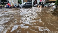 Arus lalu lintas dari arah Ciledug menuju Kebayoran terpantau merayap akibat genangan.