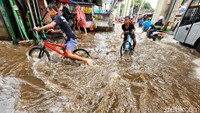 Genangan terjadi karena hujan dengan intensitas tinggi sekitar pukul 15.00 WIB.