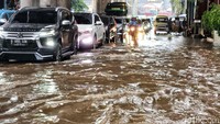 Pengendara mobil nekat menerobos genangan di depan ITC Cipulir Mas, Jl Ciledug Raya, Jakarta Selatan, Jumat (3/3/2023) sore.