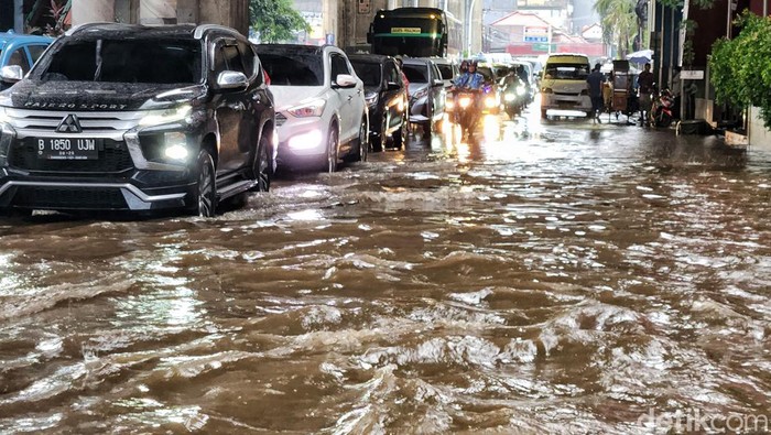 Hujan, Depan ITC Cipulir Mas Tergenang Genangan air di depan ITC Cipulir Mas, Jl Ciledug Raya, Jakarta Selatan terpantau mulai surut pukul 17.30 WIB, Jumat (3/3/2023). Pun demikian, arus lalu lintas dari arah Ciledug menuju Kebayoran masih harus pelan dan tersendat lantaran penyempitan genangan. Sebelumnya, genangan terjadi karena hujan dengan intensitas tinggi sekitar pukul 15.00 WIB.