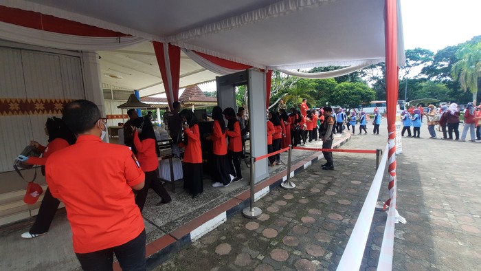 Ibu-ibu menunggu kedatangan Puan Maharani di Palembang.