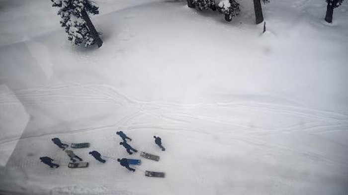 Porters pull toboggans through snow at a ski resort in Kangdori, Gulmarg of Srinagar on February 2, 2023. - Two Polish nationals were killed and 21 other skiers were rescued from the site of an avalanche that hit the Indian resort of Gulmarg on February 1, 2023, police said. (Photo by TAUSEEF MUSTAFA / AFP)