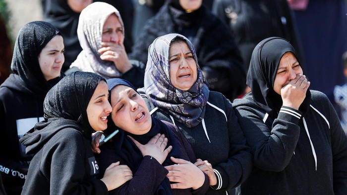 SENSITIVE MATERIAL. THIS IMAGE MAY OFFEND OR DISTURB Boys watch as mourners carry the body of 15-year Palestinian Mohammed Saleem who was shot and killed by Israeli troops durning his funeral in Azzoun in the Israeli-occupied West Bank March 3,2023. REUTERS/Mohammed Torokman