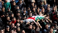 Para pelayat membawa jenazah Mohammed Saleem Palestina berusia 15 tahun yang ditembak dan dibunuh oleh pasukan Israel selama pemakamannya di Azzoun di Tepi Barat yang diduduki Israel pada 3 Maret 2023.