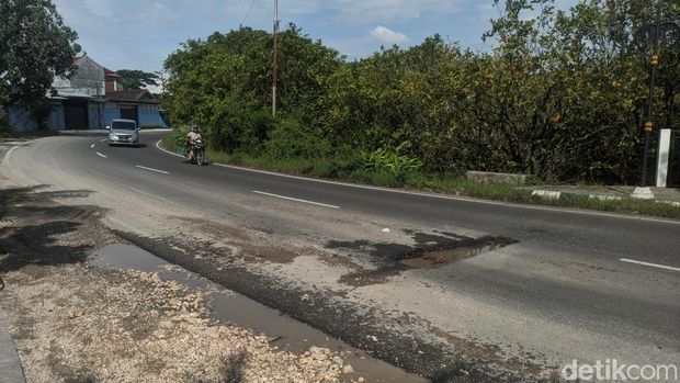 Jalan berlubang di bawah Jembatan Lingkar Desa Botorejo, Kecamatan Wonosalam, Demak. Foto diambil Jumat (3/3/2023).