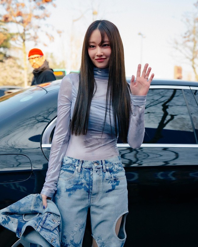 Jeon Jeong Seo menjadi salah satu tamu spesial di Paris Fashion Week 2023. Foto: dok. Instagram @wjswhdtj94