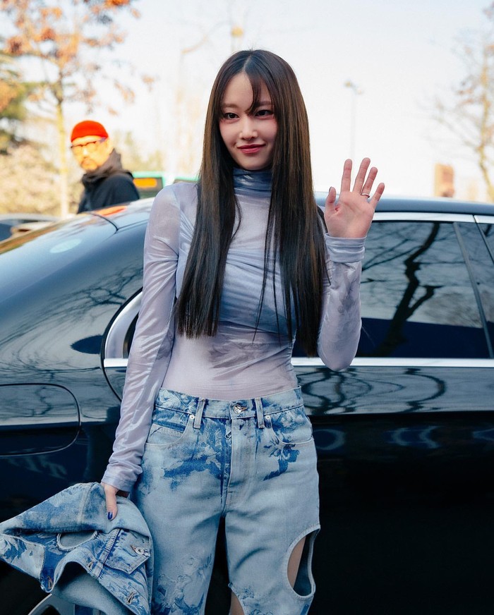 Jeon Jong Seo di Paris Fashion Week 2023