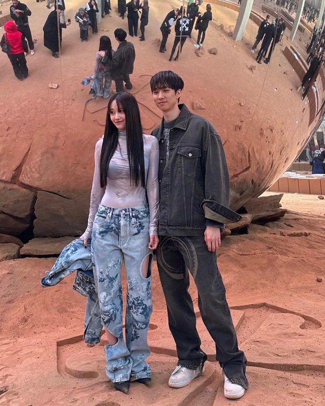 Berbeda dari tamu lain, Jeon Jong Seo menghadiri peragaan busana tersebut bersama pacar sutradaranya Lee Chung Hyeon. Foto: dok. Instagram @wjswhdtj94