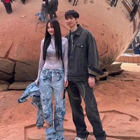 Berbeda dari tamu lain, Jeon Jong Seo menghadiri peragaan busana tersebut bersama pacar sutradaranya Lee Chung Hyeon. Foto: dok. Instagram @wjswhdtj94