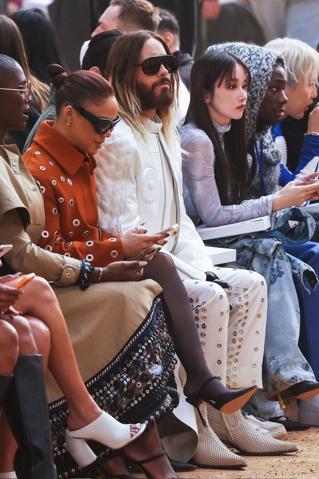 Pemeran Tokyo dalam drama Korea Money Heist Korea itu menghadiri Off-White Fall 2023 Ready To Wear Runway Show pada Kamis (2/3/2023). Foto: dok. Instagram @wjswhdtj94