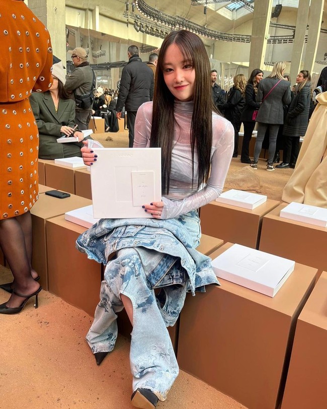 Kedatangan Jeon Jong Seo bersama pacar sutradaranya mengundang beragam komentar. Tak sedikit penggemar yang berbahagia melihat keduanya bebas menunjukkan kemesraan di publik. Foto: dok. Instagram @wjswhdtj94