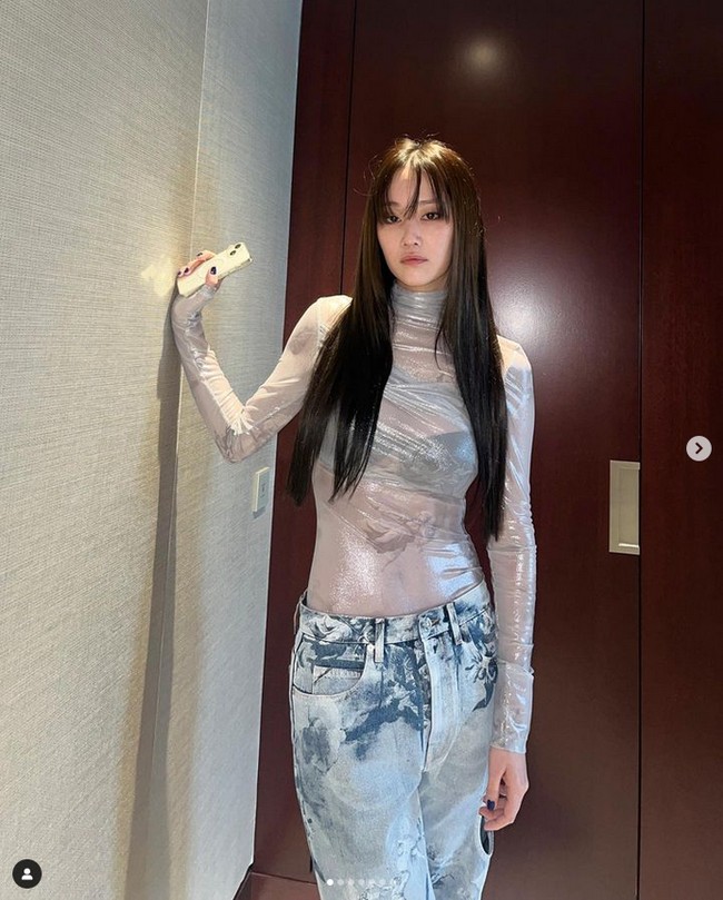 Dalam kesempatan itu, Jeon Jong Seo tampil edgy memakai busana transparan yang dipadukan dengan denim jeans keluaran Off-White. Foto: dok. Instagram @wjswhdtj94