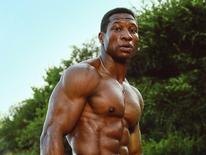 Jonathan Majors saat pemotretan untuk majalah Mens Health.