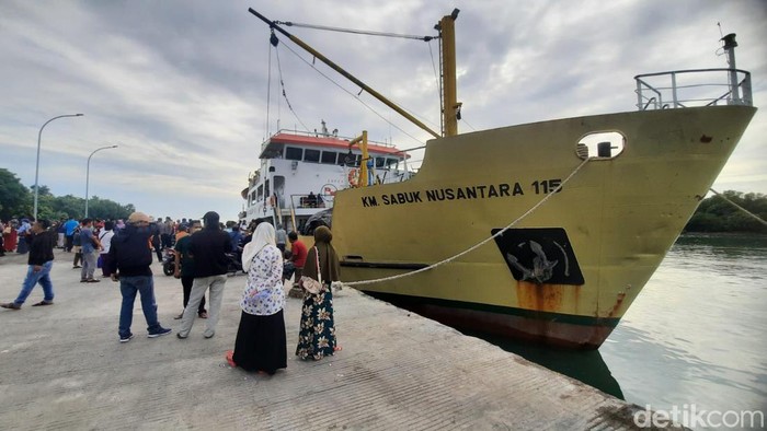 Kapal tujuan Masalembu akhirnya diizinkan berlayar lagi, penumpang yang tertahan 2 pekan bisa pulang.