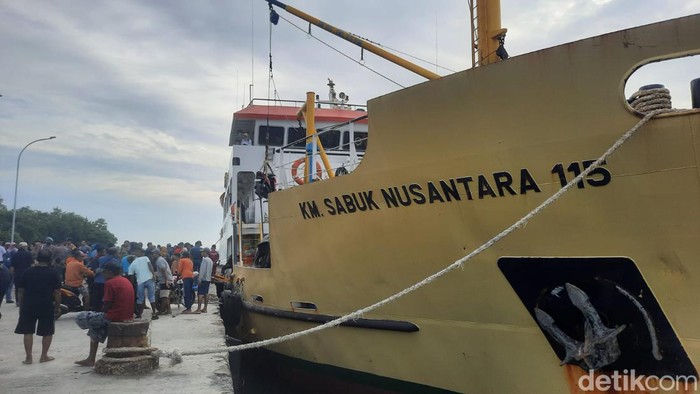 Kapal tujuan Masalembu akhirnya diizinkan berlayar lagi, penumpang yang tertahan 2 pekan bisa pulang.