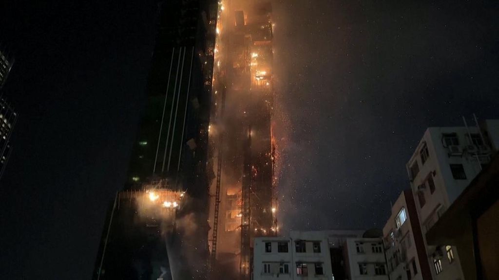 Penampakan Gedung Pencakar Langit di Hong Kong Terbakar Hebat