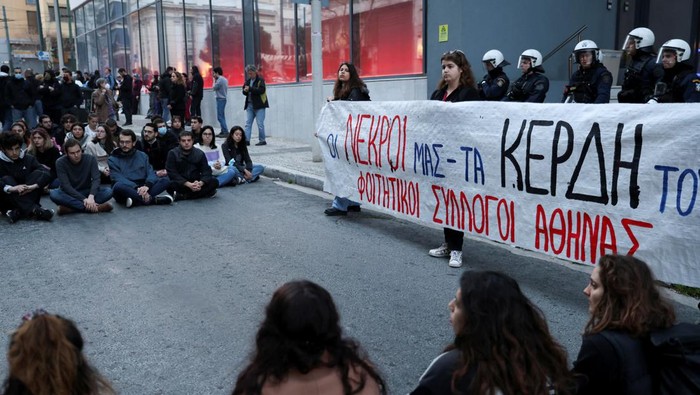 Kecelakaan Maut Kereta di Yunani, Warga Demo Kecam Pemerintah Protesters take part in a demonstration in front of Hellenic Train headquarters after a crash, where two trains collided near the city of Larissa, in Athens, Greece, March 1, 2023. REUTERS/Louiza Vradi