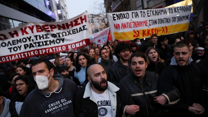 Kecelakaan Maut Kereta di Yunani, Warga Demo Kecam Pemerintah Protesters take part in a demonstration in front of Hellenic Train headquarters after a crash, where two trains collided near the city of Larissa, in Athens, Greece, March 1, 2023. REUTERS/Louiza Vradi