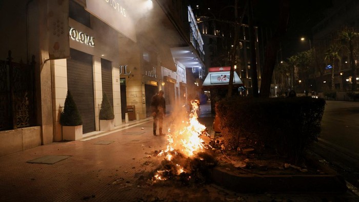 Protesters take part in a demonstration in front of Hellenic Train headquarters after a crash, where two trains collided near the city of Larissa, in Athens, Greece, March 1, 2023. REUTERS/Louiza Vradi