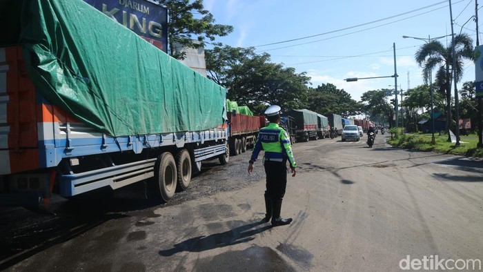 Kemacetan di jalur Pantura Pati, Jumat (3/3/2023) siang.