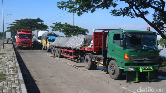 Kemacetan di jalur Pantura Pati, Jumat (3/3/2023) siang.
