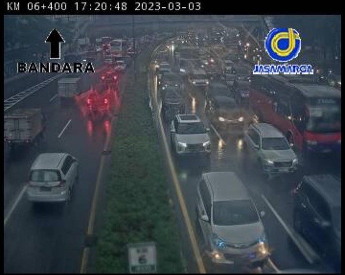 Kemacetan di ruas Tol Dalam Kota Jakarta, Jumat (3/3/2023)-(Screenshot aplikasi Travoy)