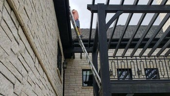 Sungguh berbahaya, tangganya bisa patah sewaktu-waktu. Foto: Bored Panda