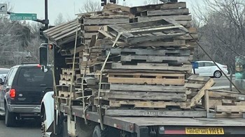 Kembali di Amerika, ada yang membawa muatan tanpa memperhatikan keamanan. Foto: Bored Panda