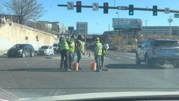 Sedang ada proyek di tengah jalan, tapi tidak ada papan peringatan. Foto: Bored Panda