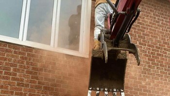 Jelas aksi semacam ini sama sekali tidak aman. Foto: Bored Panda