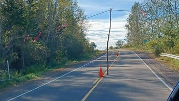 Kabel listrik yang diperbaiki dengan sekenanya. Foto: Bored Panda